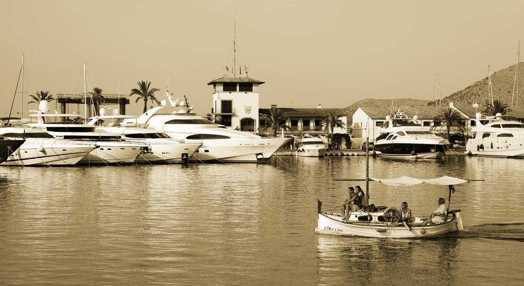 Botel Alcudiamar - Alojamiento Para Navegantes Port de Alcudia  Exteriör bild